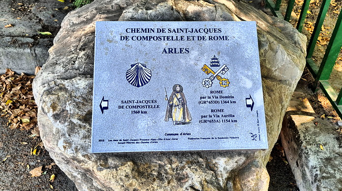 Cartel del inicio del Camino de Arles